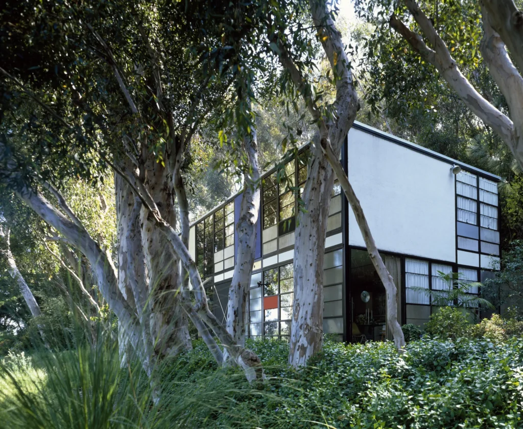 La maison Eames et sa façade d'acier et de verre parmi les eucalyptus, Californie
