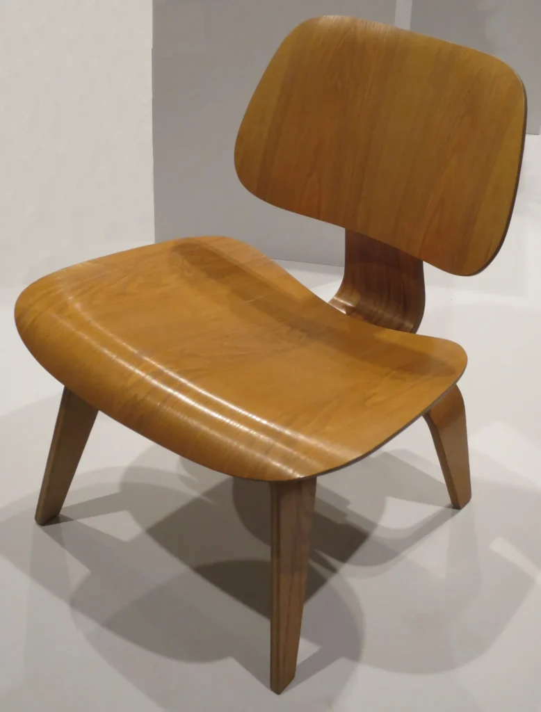 Chaise Eames LCW en bois moulé, à l'assise et au dossier galbés