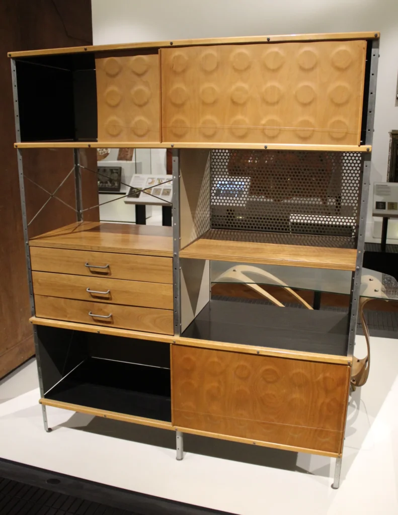 Système de rangement modulaire Eames ESU à portes en bois, tiroirs et structure en acier